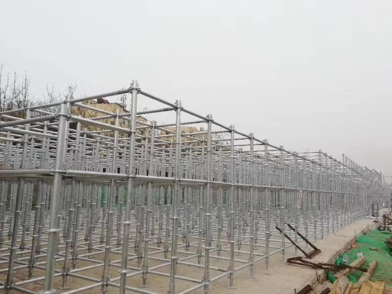 搭建腳手架橫向掃地桿與縱向掃地桿時，怎么設置好？ (圖1)